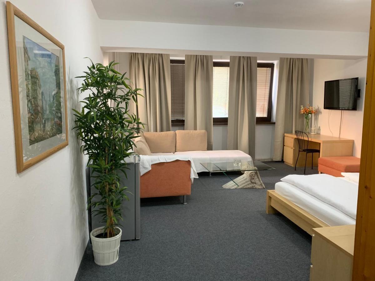 Penzion Holiday Trnava Exteriör bild