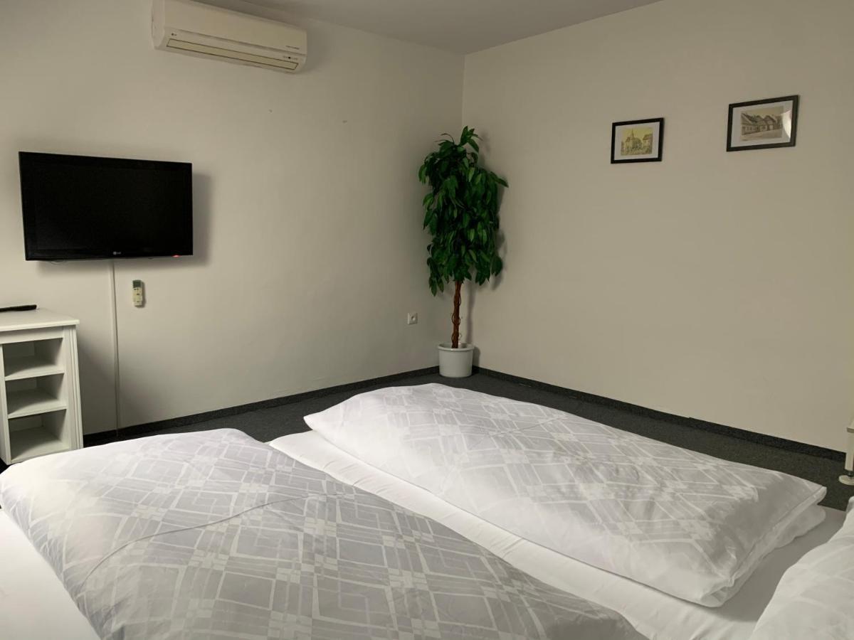 Penzion Holiday Trnava Exteriör bild