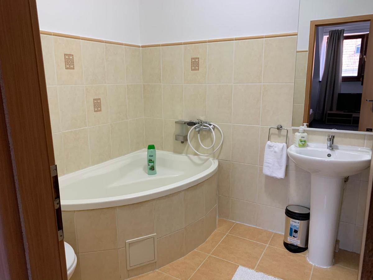 Penzion Holiday Trnava Exteriör bild