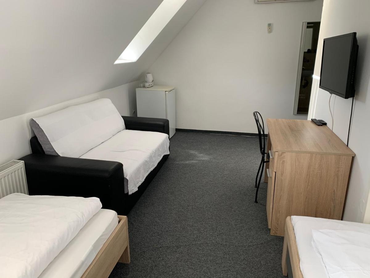 Penzion Holiday Trnava Exteriör bild