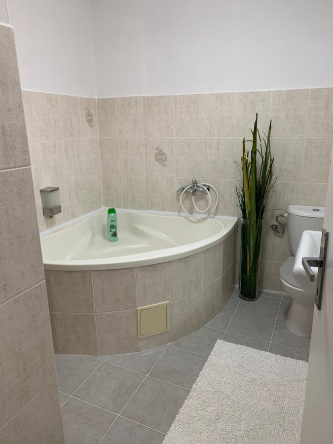 Penzion Holiday Trnava Exteriör bild